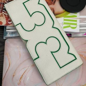 No sign or wear green and white clutch